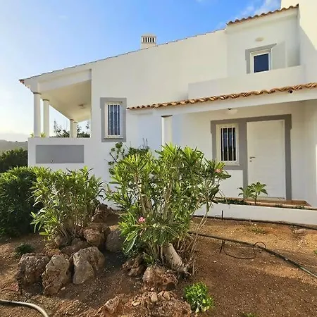 Jos Near Marinaebeach